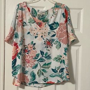 Lightweight colorful Loft top in EUC and very flattering fit.  Large.